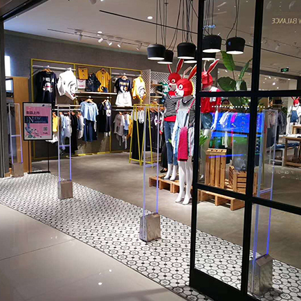 為什么服裝店防盜器和服裝防盜標(biāo)簽?zāi)軐?shí)現(xiàn)報(bào)警？