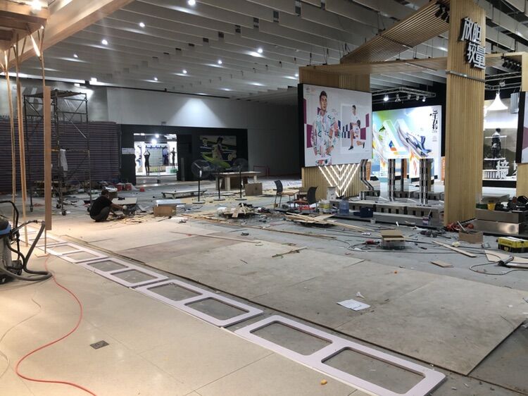 連鎖品牌店開業(yè)，到底是裝立式服裝防盜器還是隱藏式地埋防盜器？